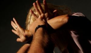 Picchia la madre e le impone riti &laquo;folli&raquo;: condannato a 3 anni e 4 mesi