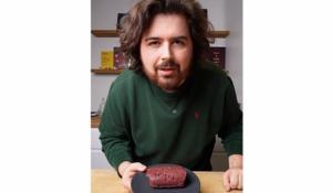 Il content creator Micheli: &laquo;Gi&ugrave; le mani dal cav&agrave;l pisst&raquo;