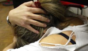 Deve stare lontano dalla moglie che maltratta, ma diventa la sua ombra: condannato