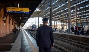 Senza biglietto sul treno, minaccia di morte i controllori