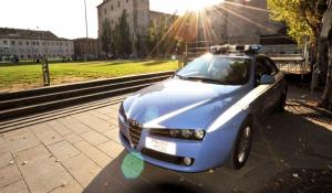 Prima la lite, poi le minacce al compagno: &laquo;Ti ammazzo&raquo;. E il coltello puntato al poliziotto