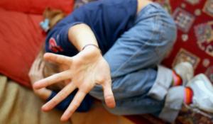 Cinghiate e schiaffi al figlio di 7 anni, mamma condannata