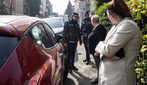 Vandali in azione in via Jenner: danneggiate diverse auto in sosta
