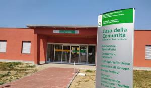 Arriva in ritardo a una visita medica e scatena l'inferno