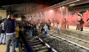 Il corteo, i binari bloccati e i 4 politici indagati: infuria la polemica