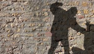 In giro con un cappellino della Roma, viene pestato da un gruppo di ultras: tre condanne