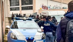 Polizia davanti alla scuola. Un preside: &laquo;Il questore ci ha ascoltato&raquo;