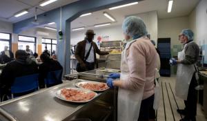 Allarme povert&agrave;, boom di accessi alla mensa Caritas