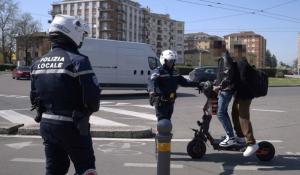 Monopattini elettrici e passeggeri dei bus: i nuovi osservati speciali della polizia locale