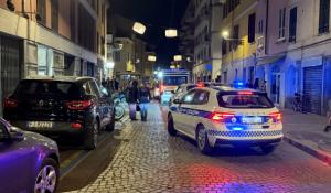 Tenta scippo ma viene riempito di botte: inferno in via Imbriani