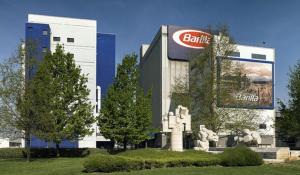 Disturbi del comportamento alimentare, Barilla illumina di lilla la sede di Pedrignano