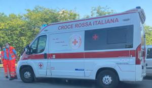 Scontro auto-moto sulla rotatoria in via Venezia: motociclista 77enne sbalzato sull'asfalto