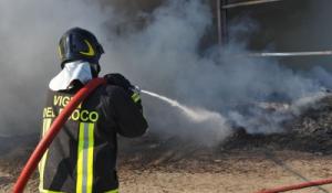 Paura nelle notte a Pilastrello: fienile in fiamme, vigili del fuoco ancora in azione