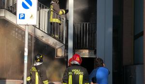 Parcheggio tra Euro e Centro Torri, un'auto ha preso fuoco: 115 in azione