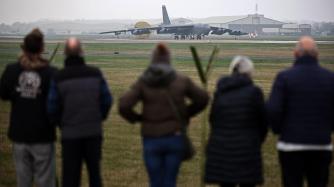 Guerra all'Iran: altri 3 bombardieri B-52 americani atterrati nella base britannica di Fairford - Foto