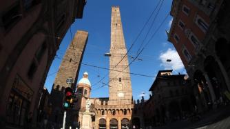 Ai domiciliari nasconde un latitante a Bologna: arrestati un 51enne e un 19enne