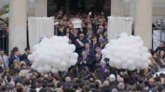 L'ultimo saluto a Domenico, in piazza risuona "Guerriero" di Mengoni - Video