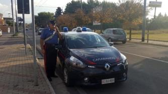 Donna precipita dal terzo piano e muore: non si esclude l'omicidio