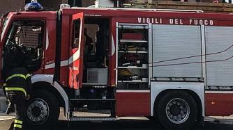 Silo in fiamme a Torrile: due squadre dei vigili del fuoco al lavoro