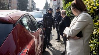Vandali in azione in via Jenner: danneggiate diverse auto in sosta
