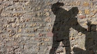 &laquo;Siamo una famiglia di mafia, vi facciamo saltare in aria&raquo;. E poi pestano i tre vicini di casa