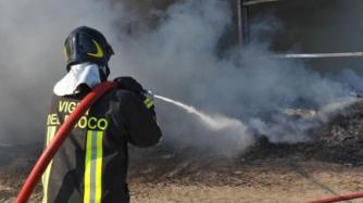 Paura nelle notte a Pilastrello: fienile in fiamme, vigili del fuoco ancora in azione