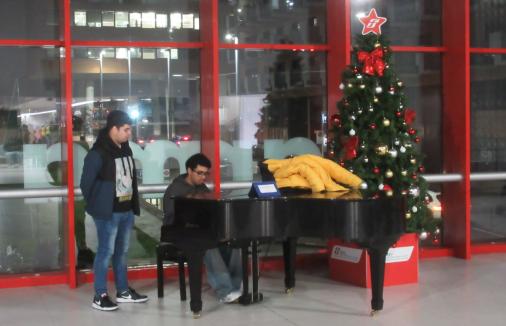 Stazione di Parma, un pianoforte a disposizione dei viaggiatori