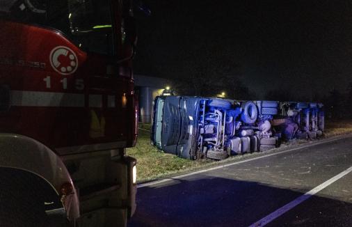 Via Traversetolo, camion si ribalta: giovane trasportata al Maggiore