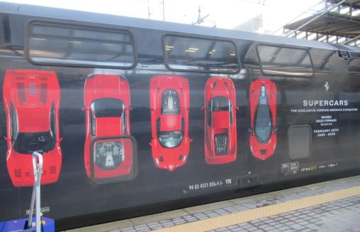 Le &laquo;supercars&raquo; Ferrari (cinque) sul treno dei pendolari