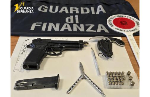 Sequestrati pistola, munizioni e coltelli. Denunciato un responsabile.