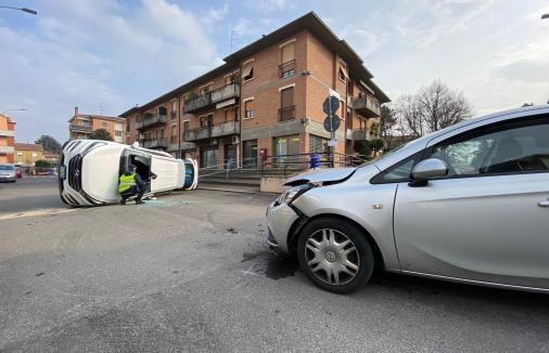 Paura nel quartiere Crocetta: dopo lo scontro, auto si cappotta in mezzo alla strada