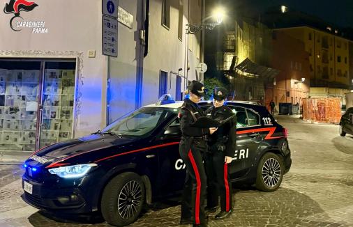 "Vieni a bere una birra": adescato, picchiato e rapinato in un appartamento dell'Oltretorrente. Due denunce