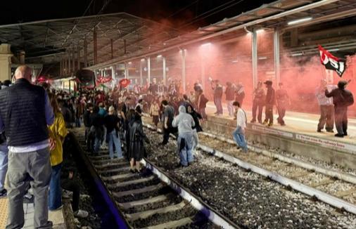 Il corteo, i binari bloccati e i 4 politici indagati: infuria la polemica