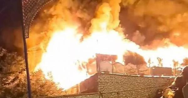 Branden förstörde en restaurang och brände åtta