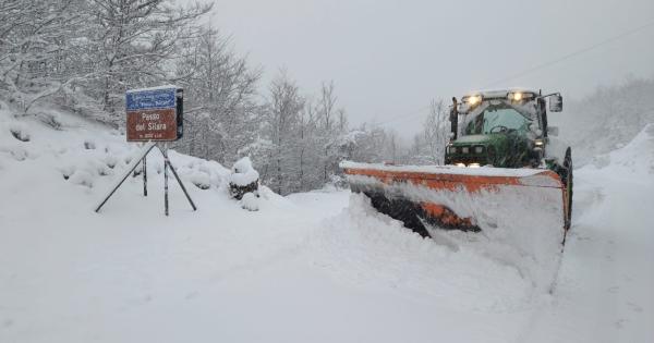 https://www.gazzettadiparma.it/resizer/600/315/true/2024_12_08/PROVINCIA_DI_PARMA_Nevicata_8_dicembre_Intervento_sgombero_neve_al_Passo_del_Sillara-1733667402236.jpg--meteo__scatta_l_allerta_arancione_anche_sul_parmense.jpg?1733667402740