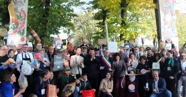 https://www.gazzettadiparma.it/resizer/600/315/true/2025_10_25/salumidare_festa1-1761400796042.jpg--polesine_salumi_da_re.jpg?1761400817485