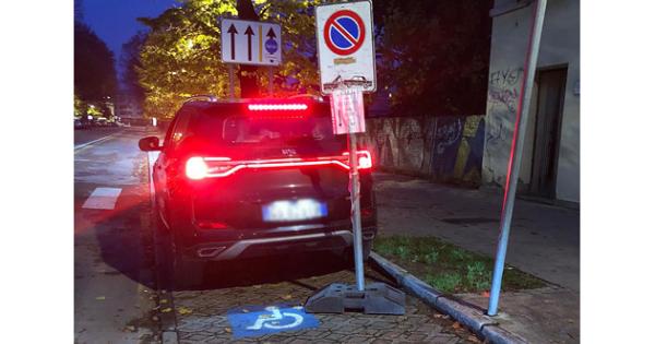 https://www.gazzettadiparma.it/resizer/600/315/true/2025_11_02/dis-1762072871409.jpg--posto_riservato_per_disabili_occupato_abusivamente_dalla_segnaletica_stradale.jpg?1762072871672