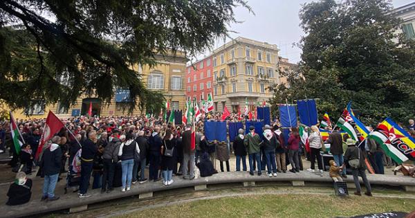 https://www.gazzettadiparma.it/resizer/600/315/true/2025_11_02/pales-1762078549795.jpg--presidio_di_protesta_davanti_al_monumento_al_partigiano_in_piazzale_della_pace___foto.jpg?1762078550168