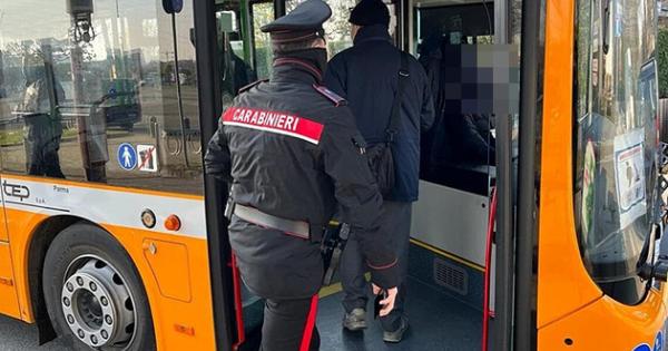 https://www.gazzettadiparma.it/resizer/600/315/true/2025_11_04/cc_salgono_bus-1762249673855.jpg--approfitta_di_un_momento_di_confusione_e_ruba_il_borsello_al_controllore__denunciato_19enne_italiano.jpg?1762249673957