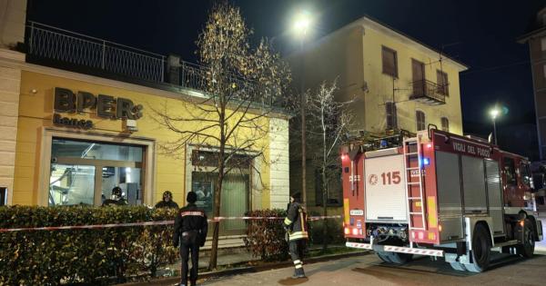 https://www.gazzettadiparma.it/resizer/600/315/true/2025_11_06/esplosione-1762415927150.jpg--esplosione_nella_notte__fatto_saltare_il_bancomat_della_bper.jpg?1762415927388