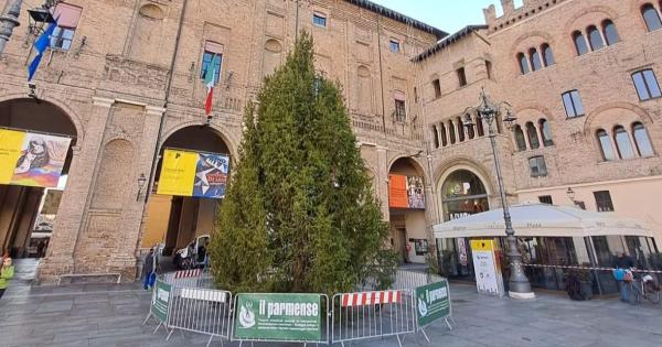 https://www.gazzettadiparma.it/resizer/600/315/true/2025_11_29/PHOTO-2025-11-29-10-44-29-1764410334422.jpg--l_albero_di_natale_e_arrivato_in_piazza_garibaldi.jpg?1764410334444