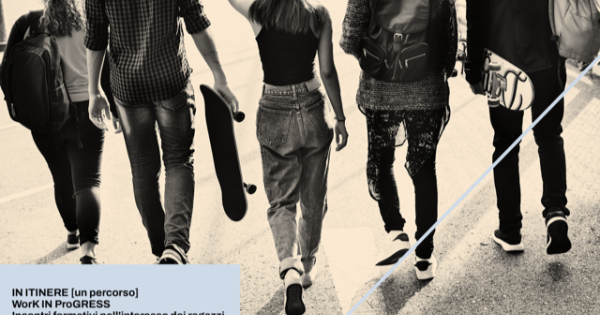 https://www.gazzettadiparma.it/resizer/600/315/true/2025_12_03/itinere-1764761559316.png--_in_itinere___un_progetto_per_i_giovani_che_aiuta_a_crescere_e_a_pensare.png?1764761559425