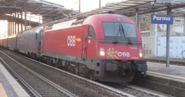 https://www.gazzettadiparma.it/resizer/600/315/true/2025_12_09/Treno_austriaco_FOTO_1-1765271269300.jpg--stazione_di_parma__ancora_per_pochi_giorni_il_treno_austriaco__nightjet__per_da_monaco_di_baviera_e_vienna.jpg?1765271269329