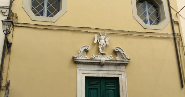 https://www.gazzettadiparma.it/resizer/600/315/true/2025_12_14/Camaiore-chiesa_dell_angelo-1765743781786.jpg--_rito_satanico___profanata_chiesa_in_versilia.jpg?1765743782564