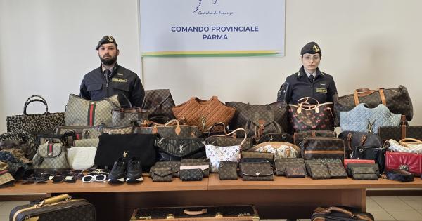 https://www.gazzettadiparma.it/resizer/600/315/true/2025_12_17/20251111_114032-1765956949337.jpg--borsette__orologi__gioielli__al_mercato_in_ghiaia_sequestrati_oltre_mille_prodotti_contraffatti__denunciati_due_commercianti.jpg?1765956950005