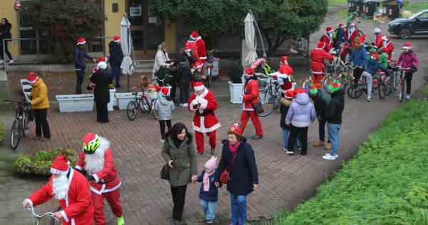 https://www.gazzettadiparma.it/resizer/600/315/true/2025_12_20/babbibici11-1766241770876.jpg--invasione_di_babbi_natale_per_la_babbi_in_bike.jpg?1766241771990
