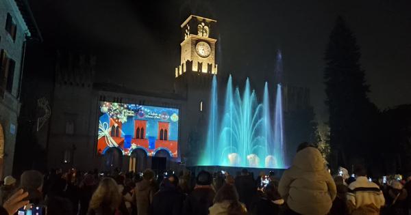 https://www.gazzettadiparma.it/resizer/600/315/true/2025_12_21/fontaneluminose7-1766347544550.jpg--piazza_verdi_si_colora_con__fontane_luminose_.jpg?1766347544919