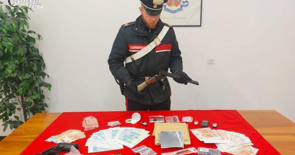 https://www.gazzettadiparma.it/resizer/600/315/true/2025_12_23/23.12.2025_Parma_foto_arresto_soldi_falsi_armi_e_droga-1766483246018.jpg--droghe__armi_modificate_e_banconote_false__arrestato_un_26enne.jpg?1766483246045