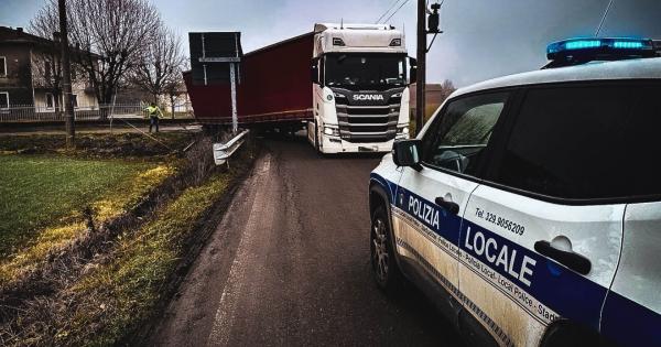 https://www.gazzettadiparma.it/resizer/600/315/true/2026_01_30/camionbloccato-1769775727544.jpg--problemi_viabilistici_e_camion_fuor_strada_a_causa_della_chiusura_del_ponte_di_castellina.jpg?1769775727943