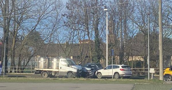 https://www.gazzettadiparma.it/resizer/600/315/true/2026_02_20/download_(20)-1771582049458.jpg--paura_a_collecchio__scontro_auto_furgone__carburante_sull_asfalto.jpg?1771582050035